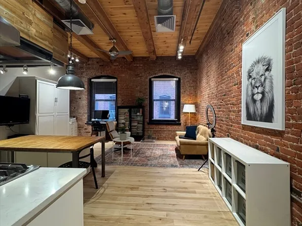 21 Wormwood St Unit 218, Boston, MA 02210