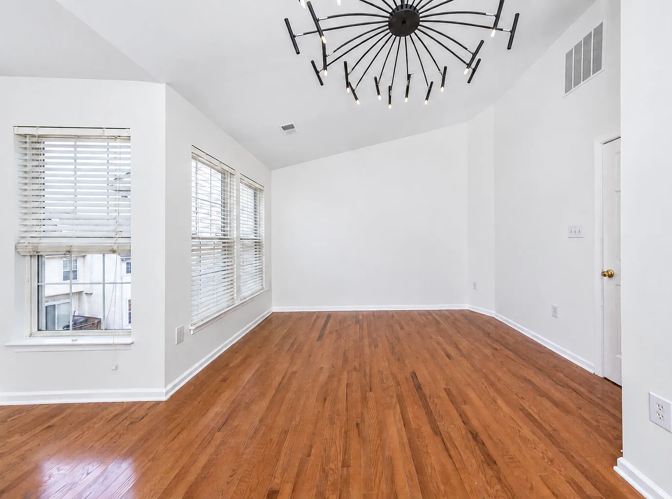 3 bed, 3.5 bath, 2200 sqft, $3,800 — Photo 3