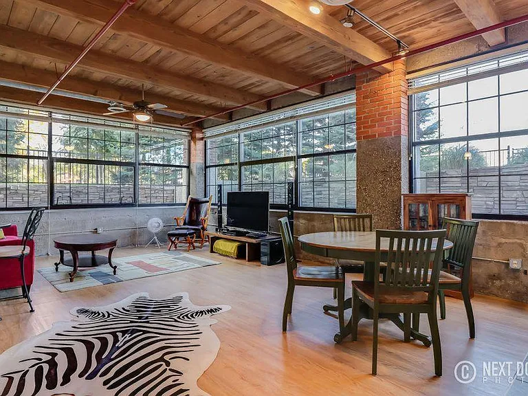 Open floor plan - plenty of light