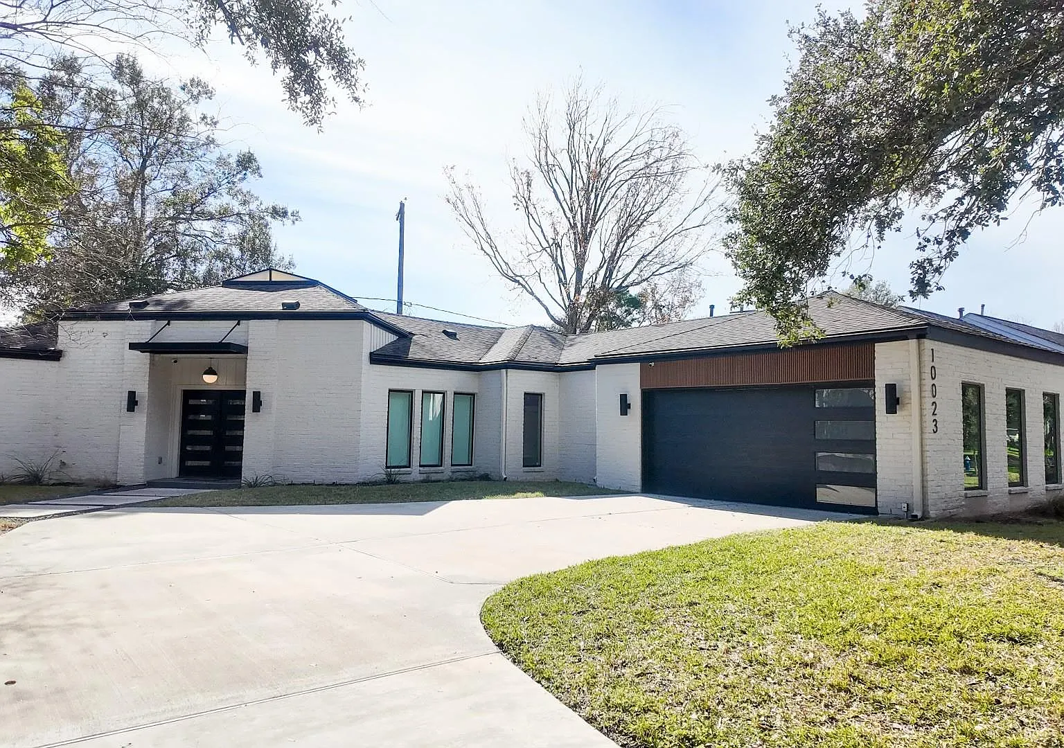 3 bed, 2.0 bath, 2056 sqft, $5,650 — Photo 1