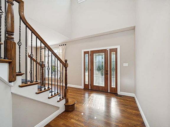 2nd image of 1057 Barberry Ln