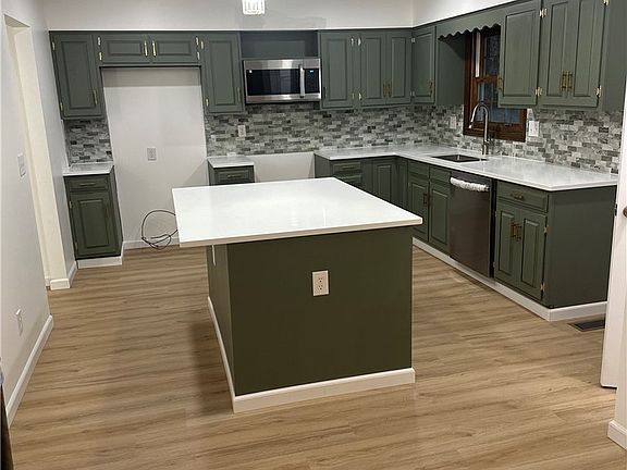 3rd image of 758 Oneida Dr