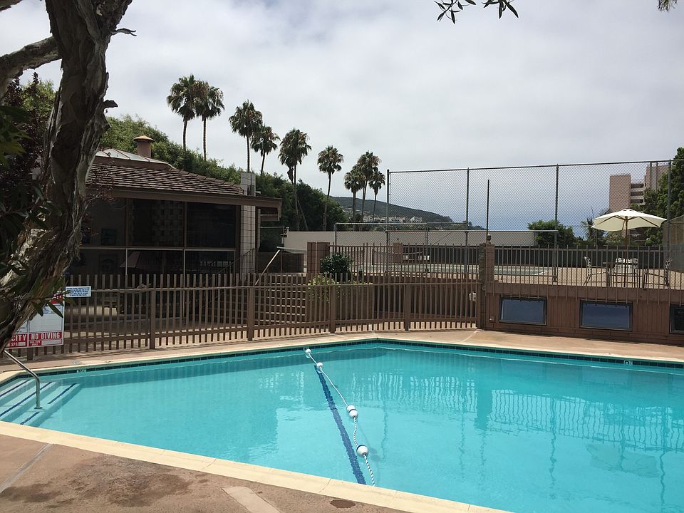 2nd image of 2624 Torrey Pines Rd