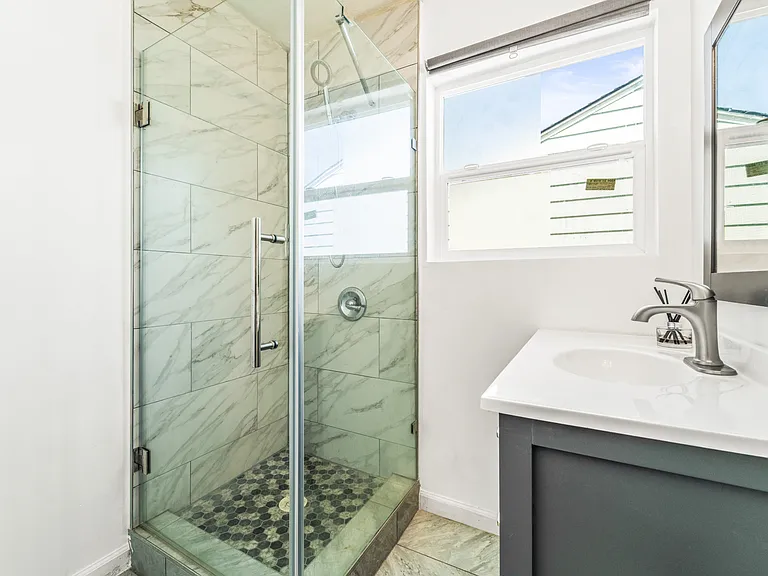 560 Russell St — Photo 30