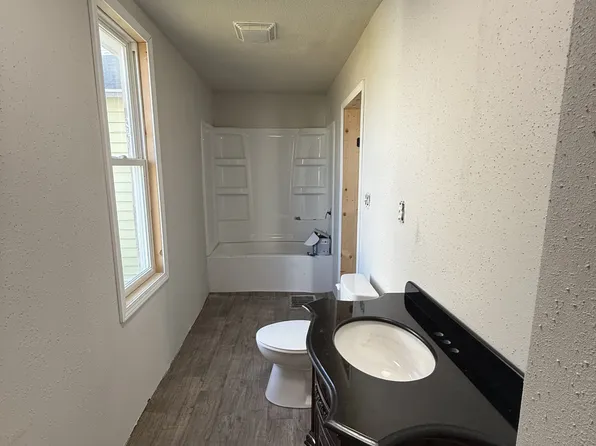 210 Center St, Garwin, IA 50632