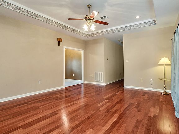 3rd image of 19 Madewood Dr