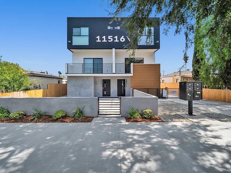 11516 Victory Blvd — Photo 10