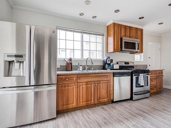 Kitchen (breakfast noon to left of refridgerator