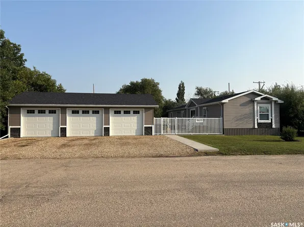 151 2nd Avenue, Bengough, SK S0C 0K0