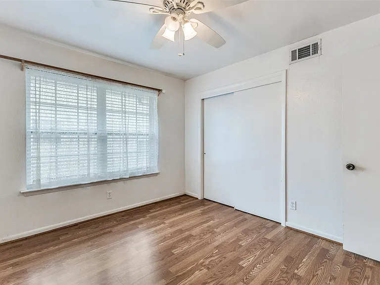 9210 Larchwood Dr — Photo 8
