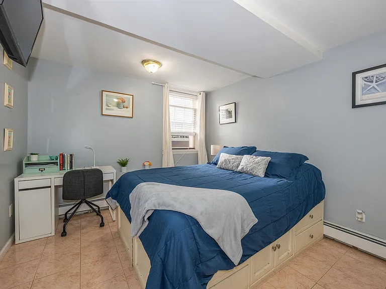 607 22nd St #1 — Photo 5