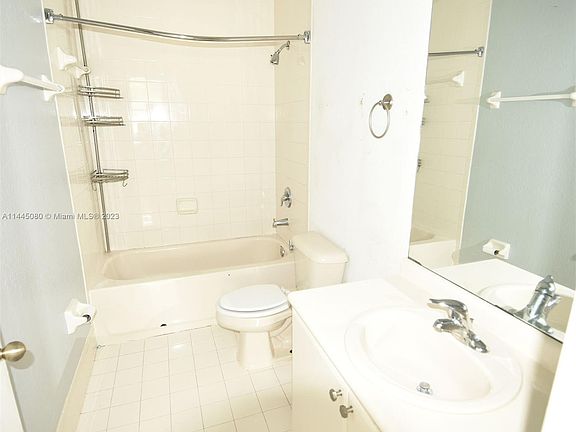 5th image of 1543 SE 25th St Unit 207