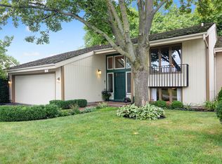 38 Briarwood S, Oak Brook, IL