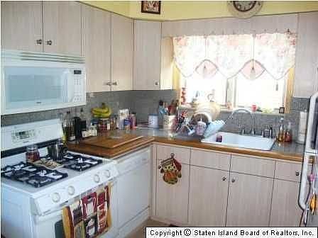 5th image of 377 Stobe Ave