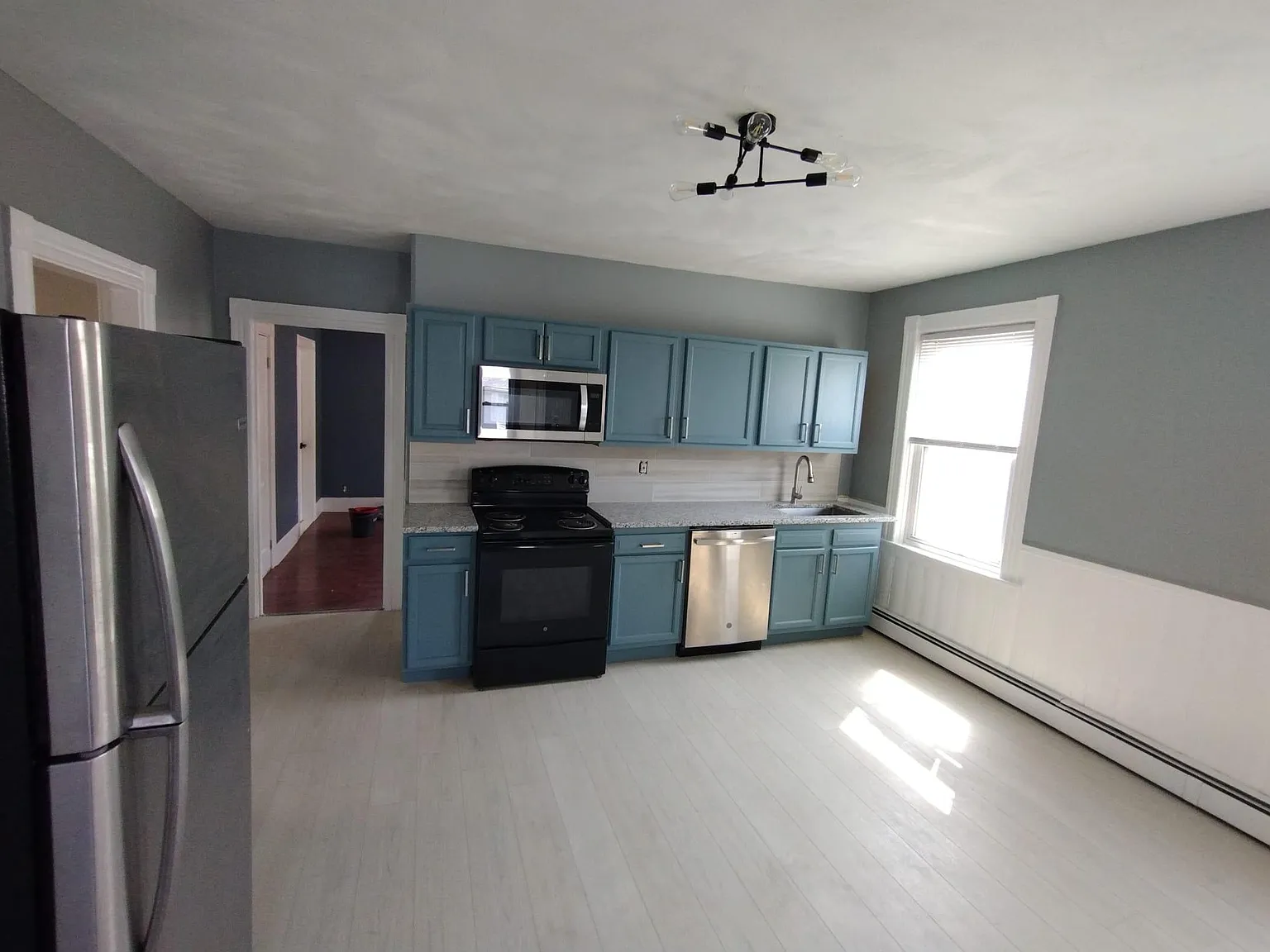 3 bed, 1200 sqft, $2,225 — Photo 2