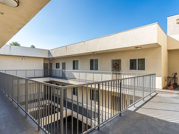 4th image of 15643 Wyandotte St #108