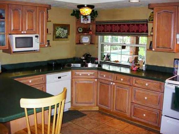 Kitchen w/breakfast bar