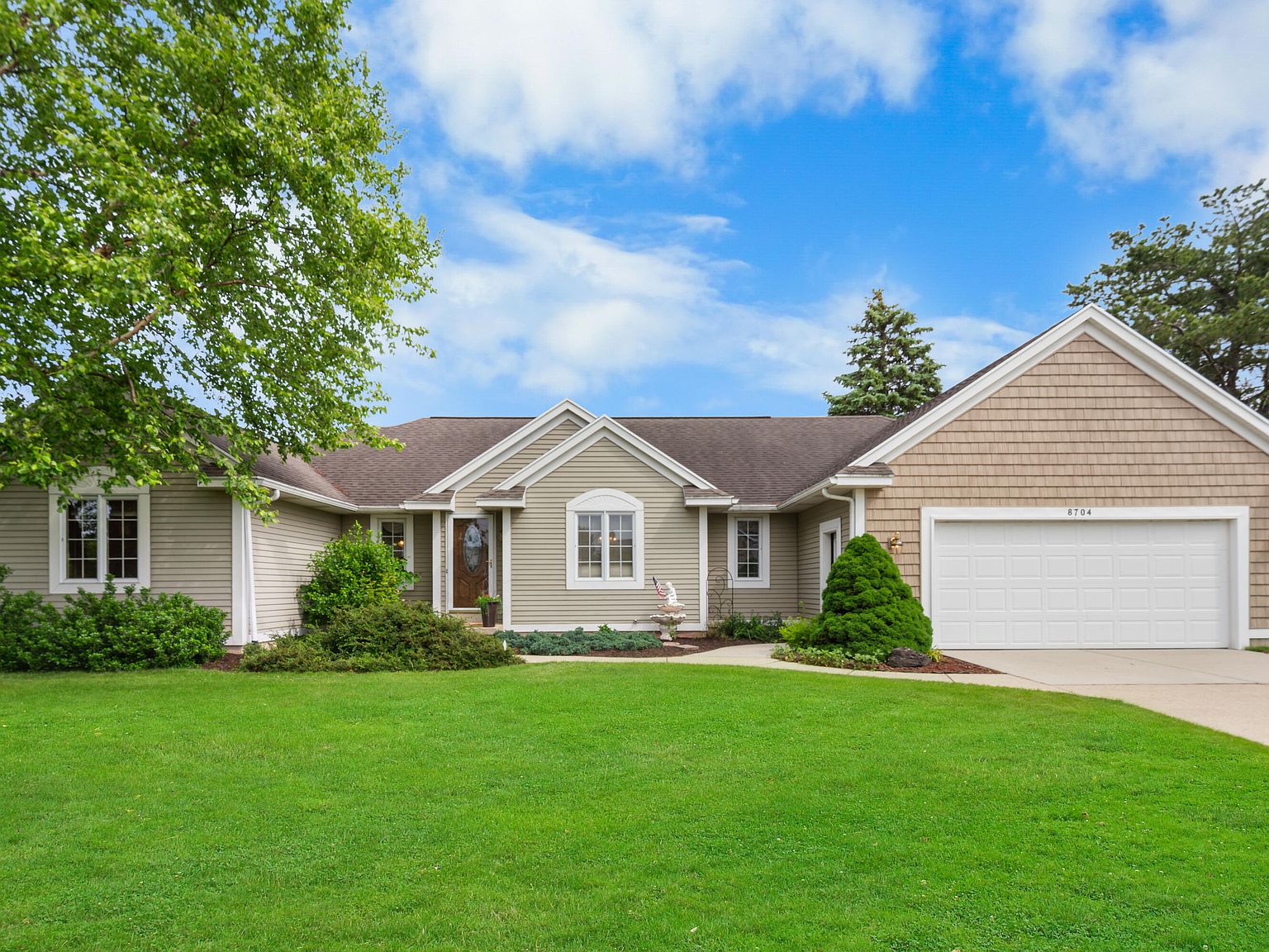 8704 Cedar Lake Dr, Jenison, MI 49428 | MLS #24027076 | Zillow