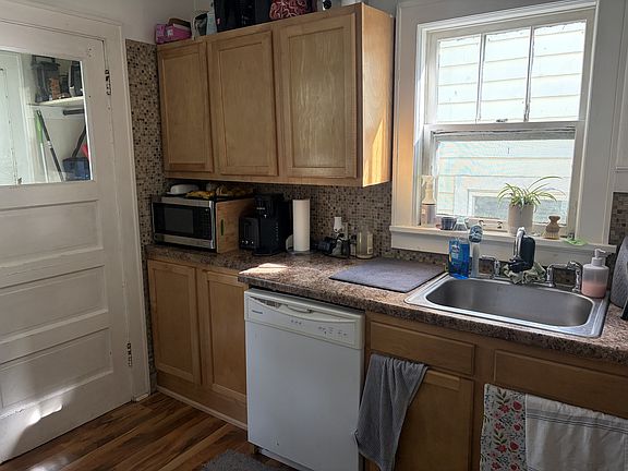 3rd image of 530 N 9th Ave E