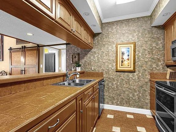 4th image of 626 Olde Camelot Cir