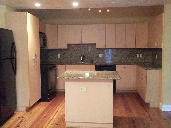 4th image of 940 Granville Ct N
