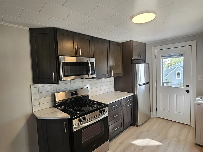 403 S 6th Ave — Photo 2