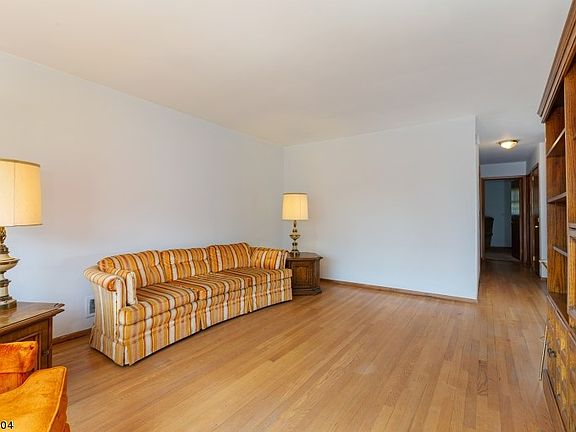 4th image of 31 Cedar Hill Ave