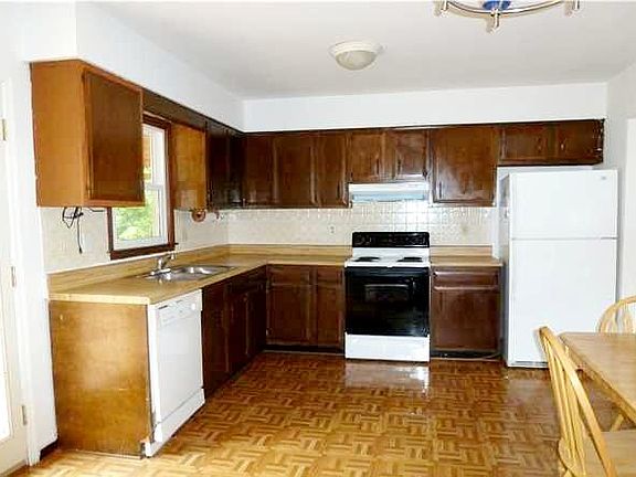 3rd image of 7703 Twin Oak Dr
