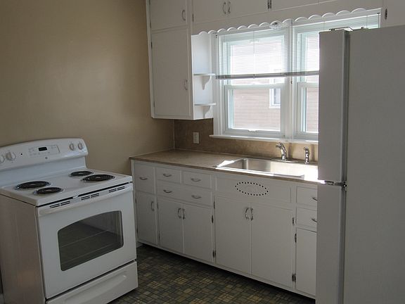 3rd image of 1902 Eisenhower Dr