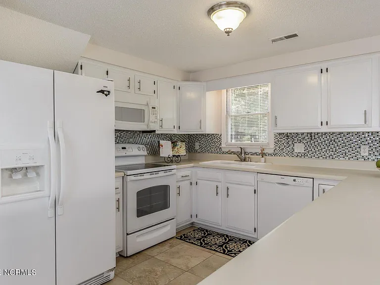 647 Castleberry Ct — Photo 14