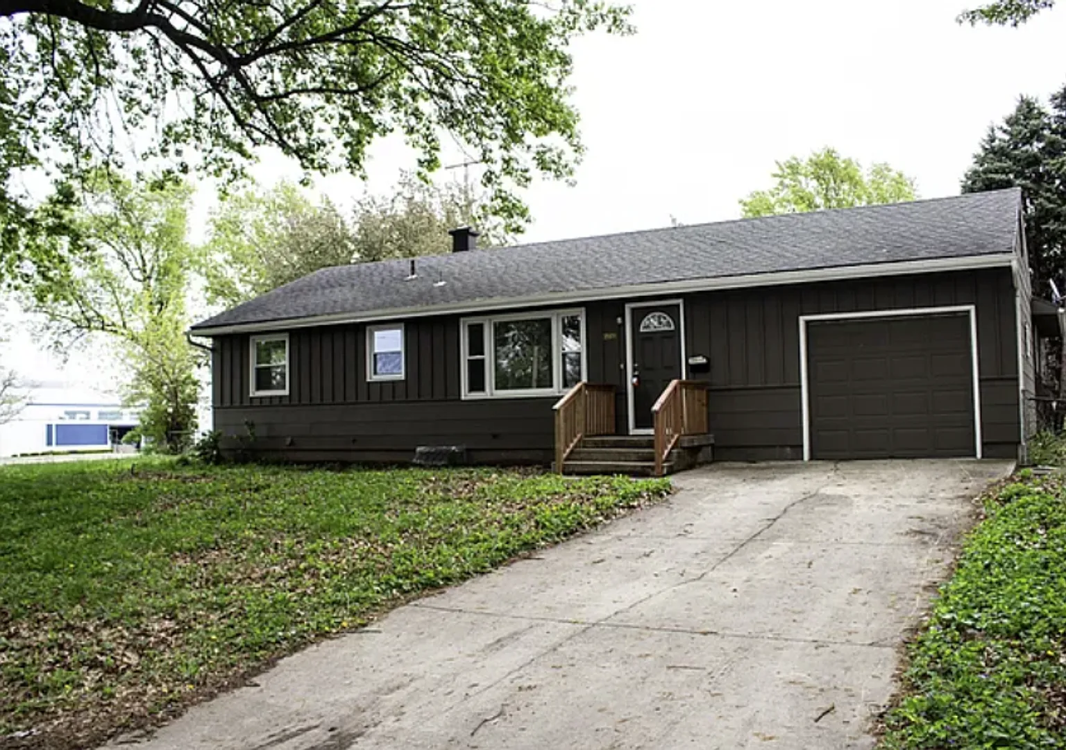 Charming 3 Bed, 1 Bath Home with Garage in Prime Independence Location — Photo 1