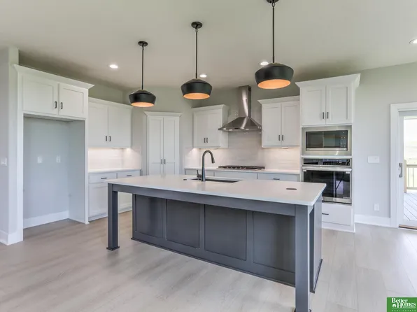 12388 Windsor Dr, Papillion, NE 68046