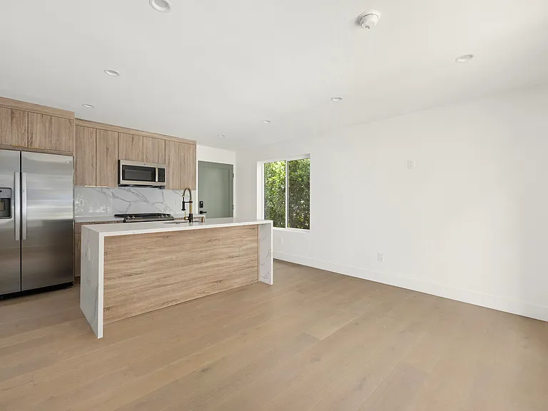 532 3/4 N Spaulding Ave — Photo 1