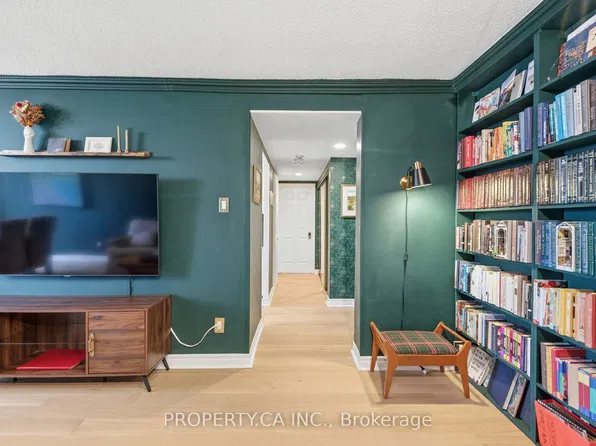 15 Maitland Pl #1811, Toronto, ON M4Y 2X3