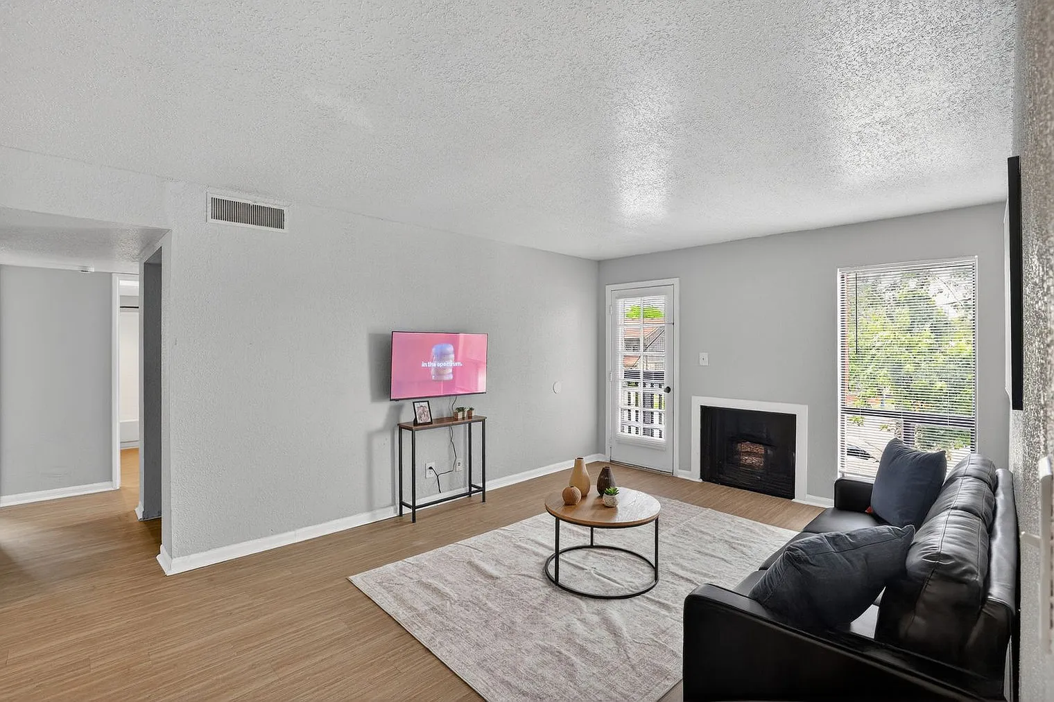 2 bed, 1.0 bath, 9913 sqft, $2,310 — Photo 3