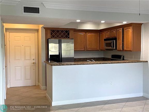 5th image of 150 NE 15th Ave APT 355