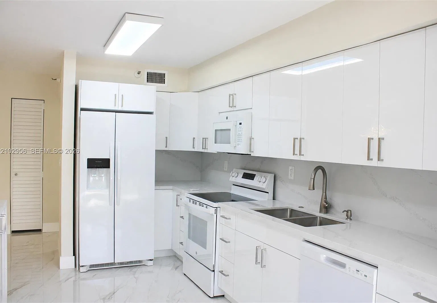 2 bed, 2.5 bath, 1365 sqft, $3,500 — Photo 2