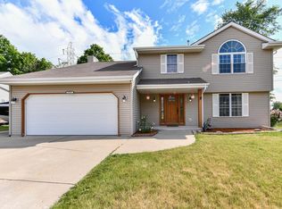 9350 S Regency Dr, Oak Creek, WI 53154