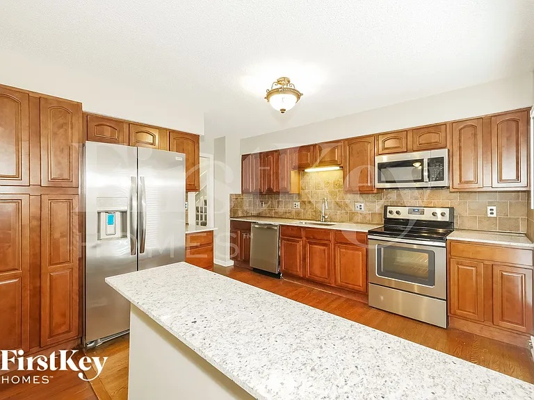 6235 N Hickory Ct — Photo 5