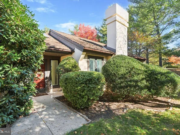 10 Horsetrail Ln, Blue Bell, PA 19422