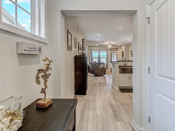 4th image of 252 Red Maple Loop