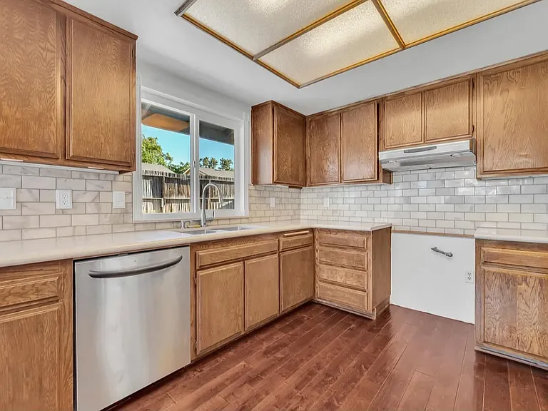 2302 Edam St — Photo 24