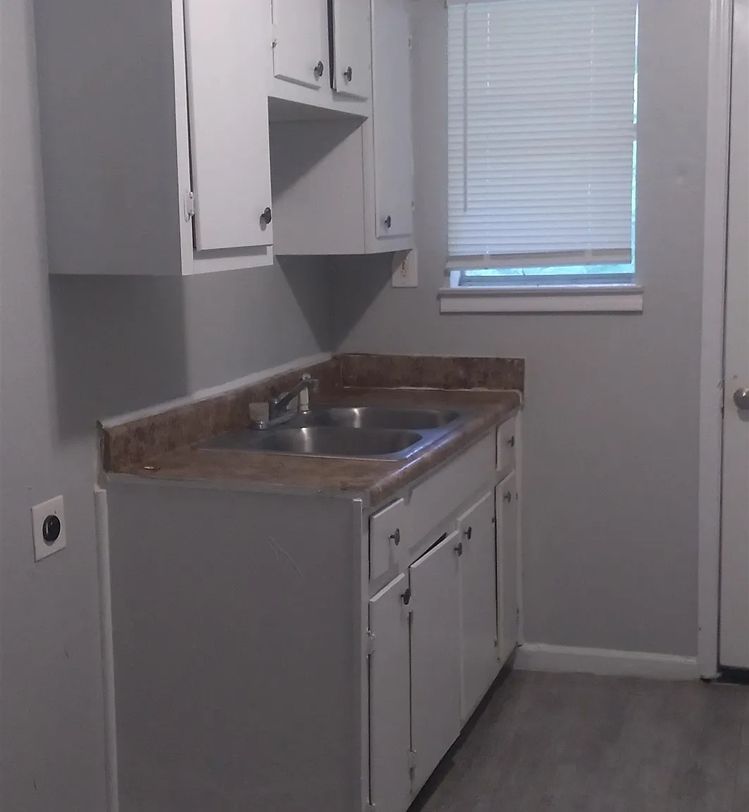 2 bed, 1.0 bath, $650 — Photo 4