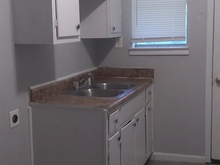 2116 Howell Ave — Photo 4