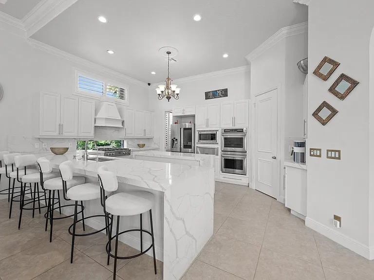 10771 Versailles Blvd — Photo 8