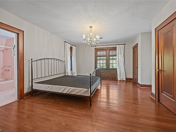 29th image of 224 W Colonial Dr