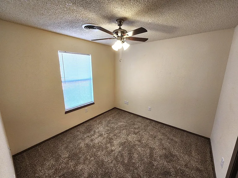 2509-2511 Pecan Dr — Photo 13