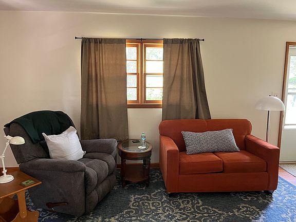 Spacious, comfortable living room. Shentel internet for streaming Netflix,etc.