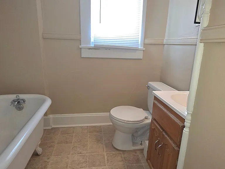 525 W Scott St — Photo 4