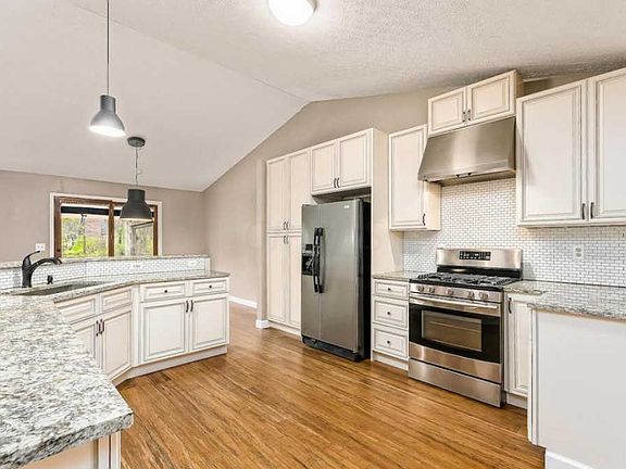 3rd image of 2061 Mayflower Cir
